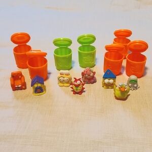 Lot of 8 trash pack trashies with 7 garbage cans